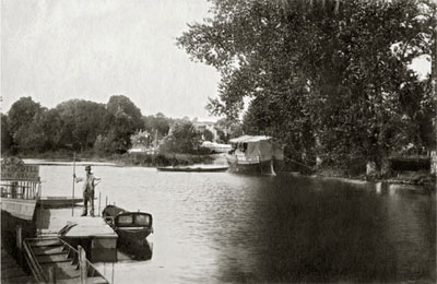 Landing Stage, George Hotel, Pangbourne, photograph by Henry Taunt, reproduced by permission of Oxfordshire County Council OCL7157