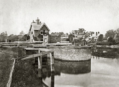Sunbury Lock then, photograph by Henry Taunt, reproduced by permission of River & Rowing Museum 2004.57.61
