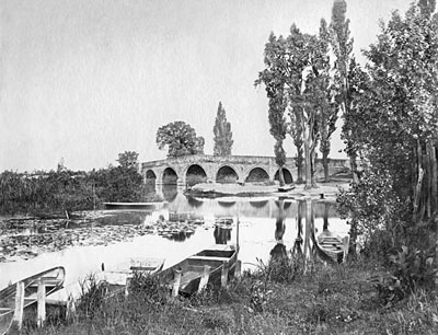 Chertsey Bridge 1886, photograph by Henry Taunt, reproduced by permission of River & Rowing Museum 2004.57.116