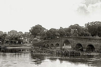 Sonning Bridge c.1885, photograph by Henry Taunt, reproduced by permission of Oxfordshire County Council OCL8261